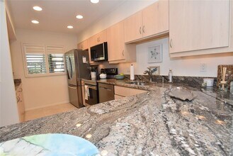 1510 Pelican Point Dr in Sarasota, FL - Building Photo - Building Photo