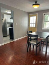 36 Kate Ln in Metuchen, NJ - Foto de edificio - Building Photo