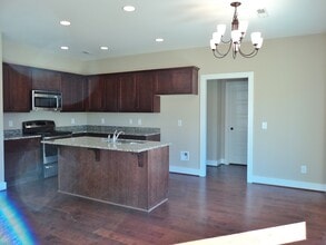 300 Oakwell Cir in Calera, AL - Building Photo - Building Photo