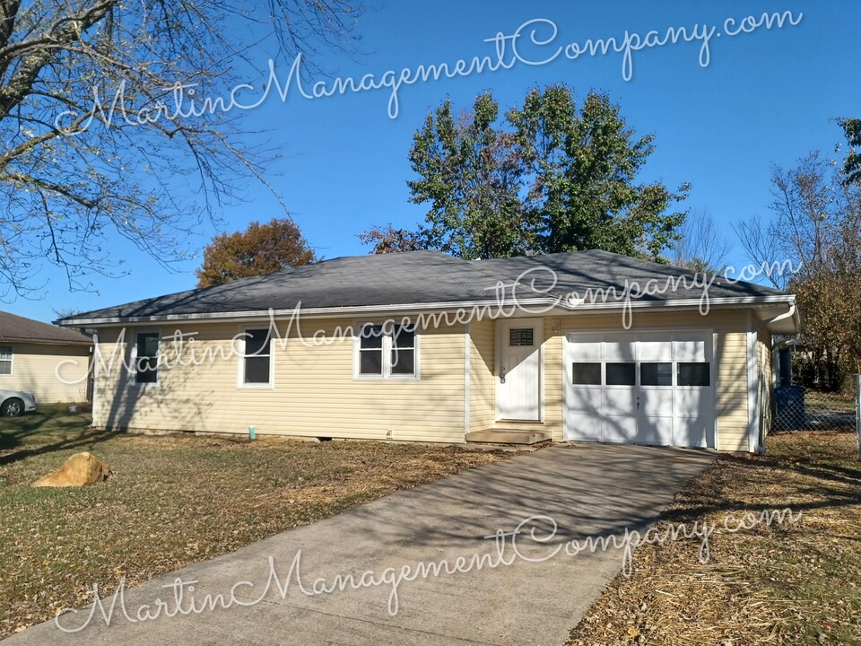 5803 Hickory Cir in Sedalia, MO - Building Photo