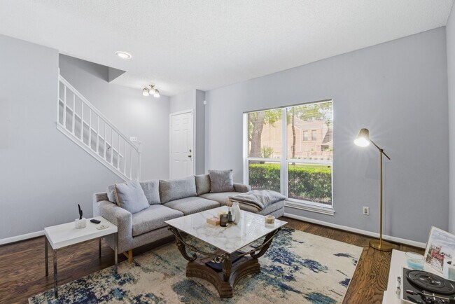 1011 Fountain View Dr in Houston, TX - Building Photo - Building Photo