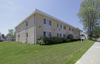 8423 W Oklahoma Ave in Milwaukee, WI - Foto de edificio - Building Photo