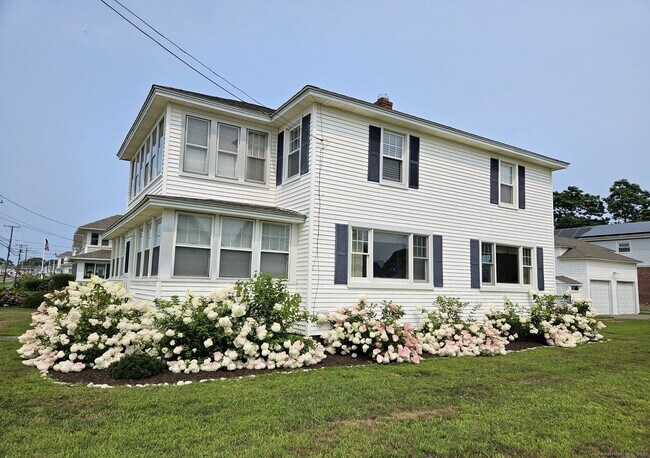 422 Maple Ave in Old Saybrook, CT - Building Photo - Building Photo