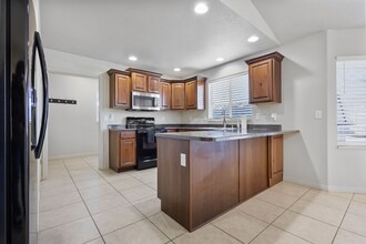 5758 W Lugano Dr in West Jordan, UT - Foto de edificio - Building Photo