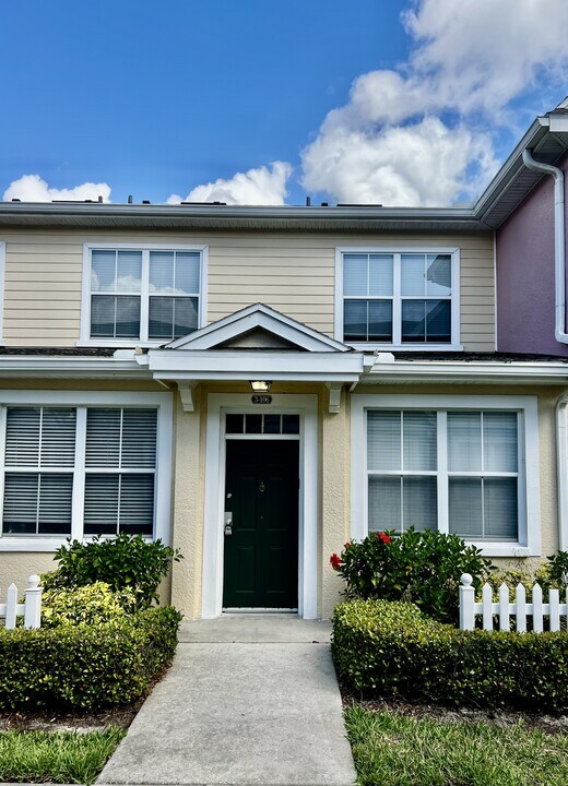 4004 Venetian Bay Dr in Kissimmee, FL - Foto de edificio
