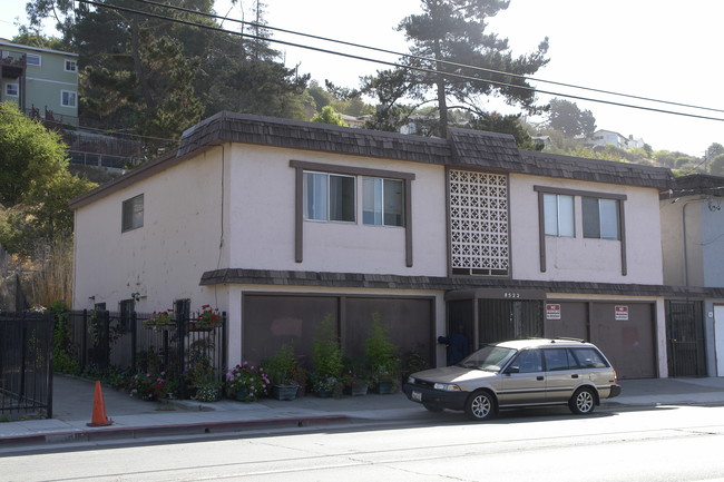 8522 Macarthur Blvd in Oakland, CA - Foto de edificio - Building Photo