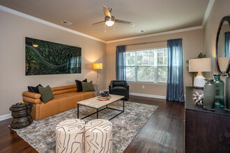 Wellsley Park at Deane Hill Apartments in Knoxville, TN - Building Photo - Interior Photo