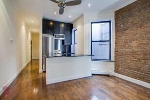 17 W 103rd St, Unit 5R in New York, NY - Building Photo