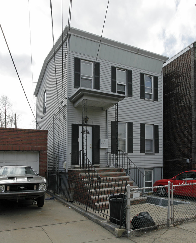 87 Poplar St in Jersey City, NJ - Building Photo - Building Photo