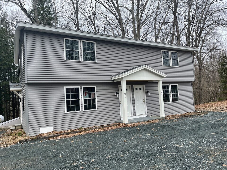 87 Grovner St in Hartford, VT - Building Photo
