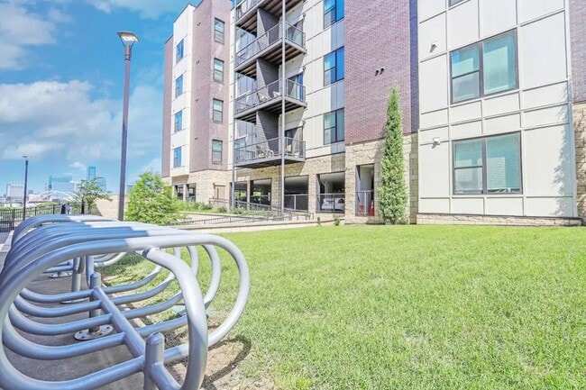 property at 802 S 6th St