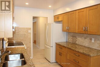 2033 Lumberman Ln in Oakville, ON - Building Photo - Building Photo