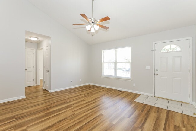 420 Wildwood Dr in Smyrna, TN - Foto de edificio - Building Photo