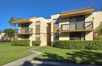 Jacaranda Village in Plantation, FL - Foto de edificio - Building Photo
