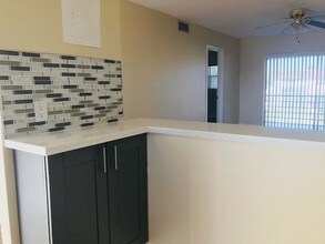 9851 Sandalfoot Blvd-Unit -217 in Boca Raton, FL - Foto de edificio - Building Photo