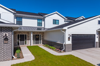 Woodstock Village in Oshkosh, WI - Foto de edificio - Building Photo