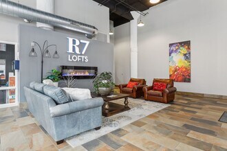 R7 Lofts in St. Paul, MN - Foto de edificio - Building Photo