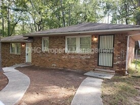 6505 Raymond Dr in Union City, GA - Building Photo