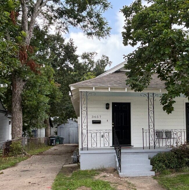 3657 Derbigny St, Unit 3657