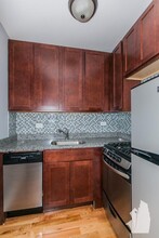 550 W Arlington Pl, Unit 308 in Chicago, IL - Foto de edificio - Building Photo