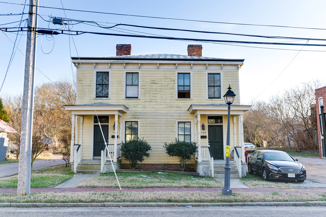 702-704 Grove Ave in Petersburg, VA - Building Photo