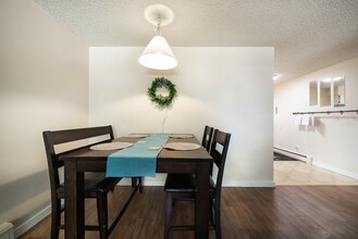 1050 Westmoreland Rd, Unit A in Colorado Springs, CO - Foto de edificio - Building Photo