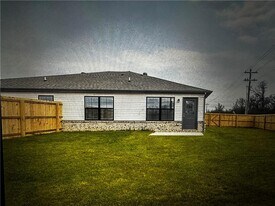 6501 NW Vandergriff St in Bentonville, AR - Building Photo