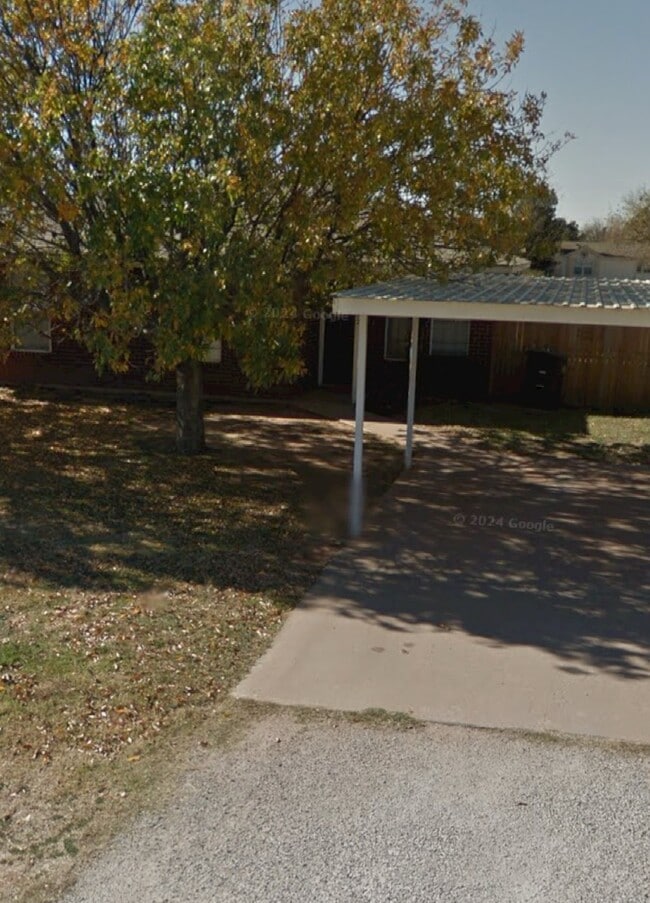 property at 512 SE Railroad St