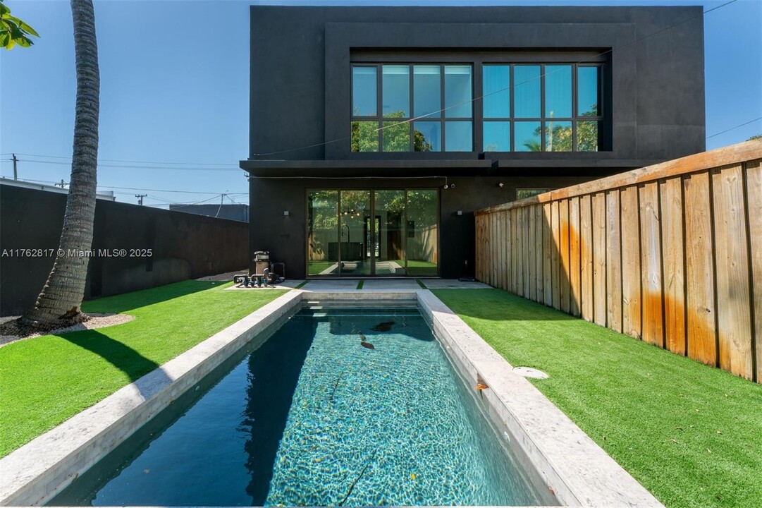 227 NW 39th St in Miami, FL - Building Photo