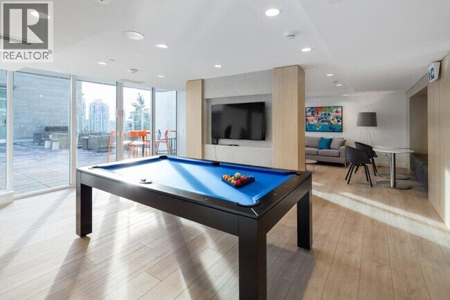 525 Foster Ave in Coquitlam, BC - Building Photo - Building Photo