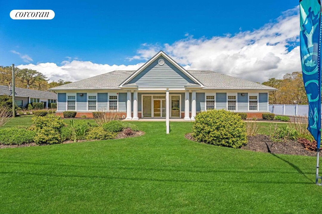 332 W Montauk Hwy in Hampton Bays, NY - Foto de edificio