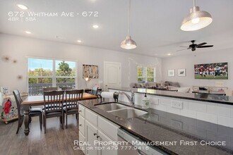 672 Whitham Ave-Unit -672 in Fayetteville, AR - Foto de edificio - Building Photo