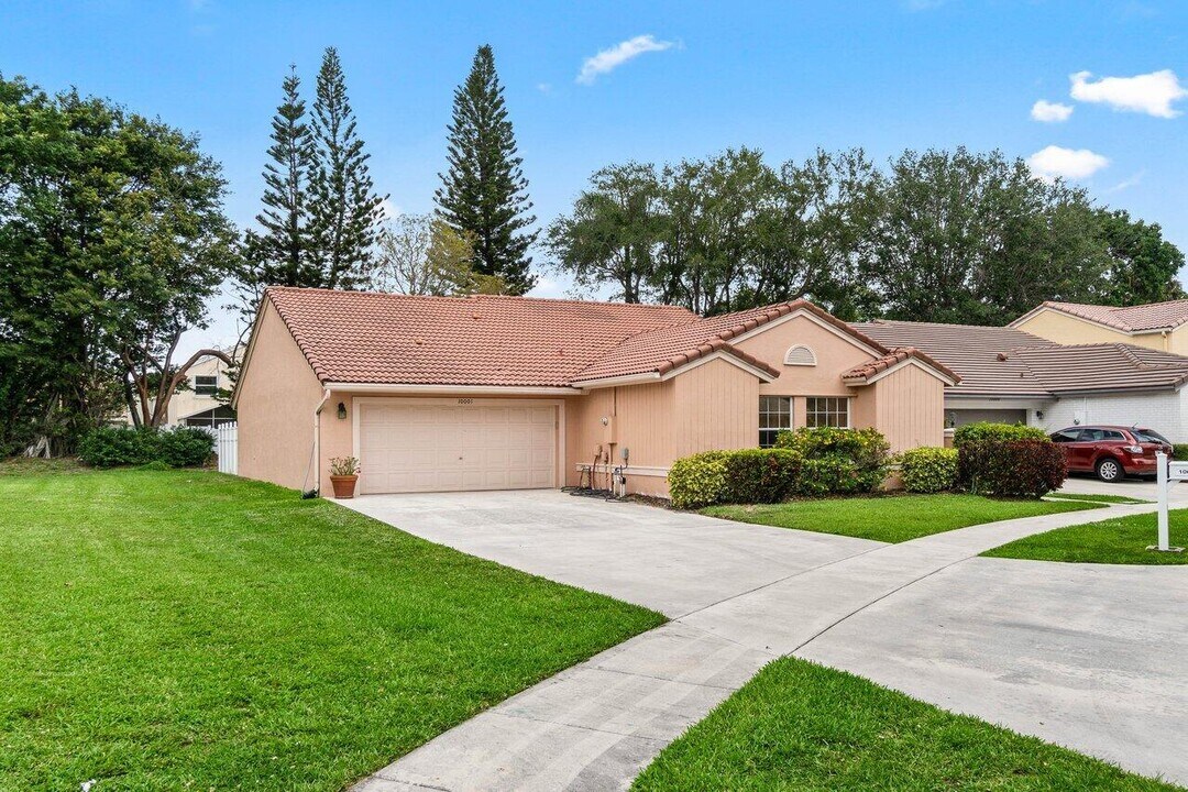 10001 Country Brook Rd in Boca Raton, FL - Building Photo