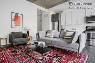 215 W Lake St in Chicago, IL - Building Photo - Building Photo