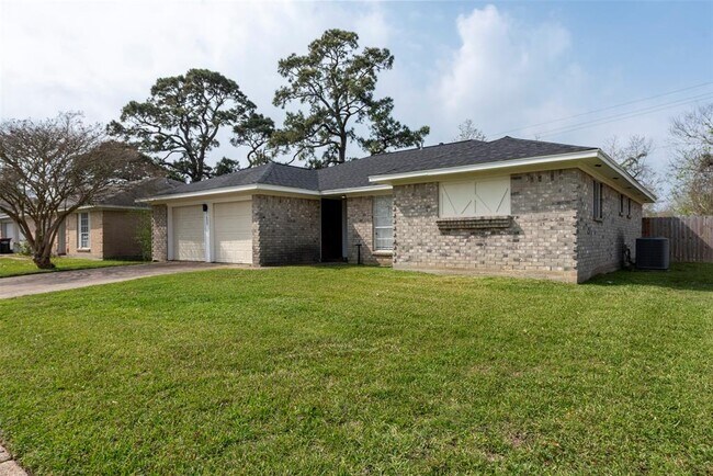 1600 Broken Arrow St in Baytown, TX - Building Photo - Building Photo