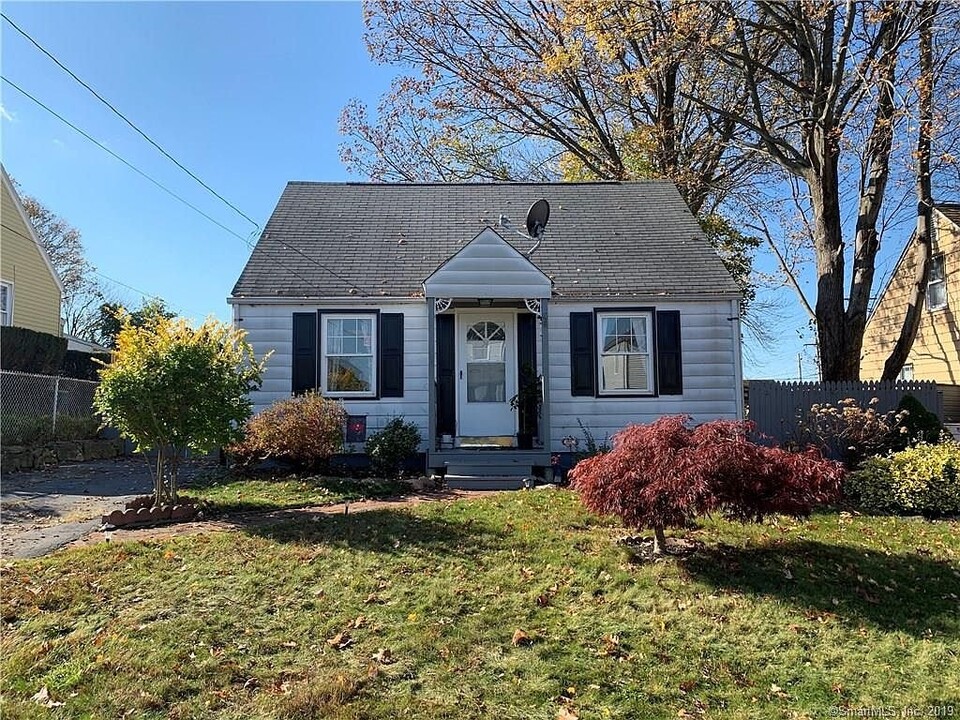 54 Summit Ave in East Haven, CT - Building Photo