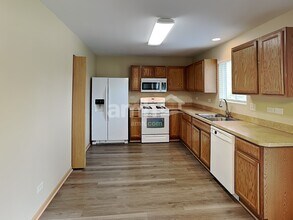 818 Glen Cove Ln in Pingree Grove, IL - Foto de edificio - Building Photo