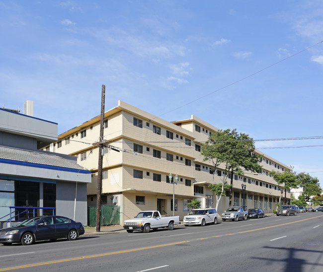 Island West Apartments in Honolulu, HI - Building Photo - Building Photo