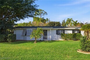 2261 11th St N in Naples, FL - Building Photo