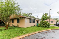 Venetian Gardens in Opa Locka, FL - Foto de edificio - Building Photo