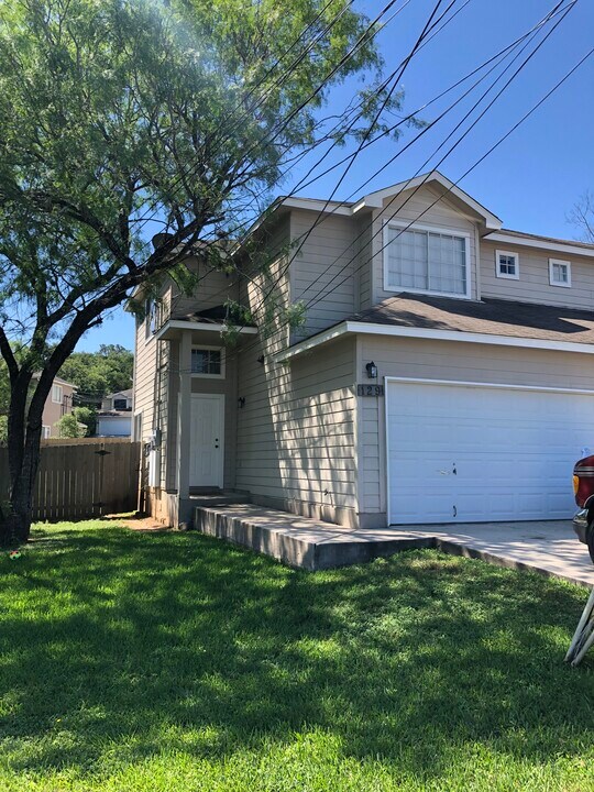 129-131-131 Cedargrove in San Marcos, TX - Building Photo