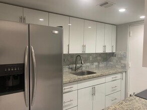 17500 NW 68th Ave in Hialeah, FL - Building Photo - Building Photo