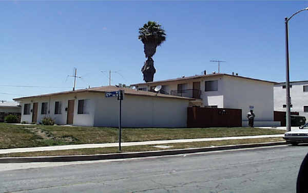 703-707 1/2 W 129th St in Los Angeles, CA - Building Photo