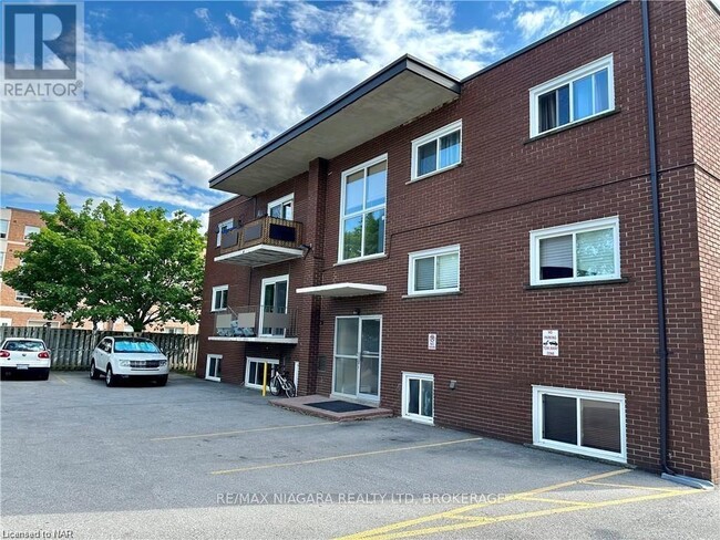 286-286 Vine St in St Catharines, ON - Building Photo - Building Photo