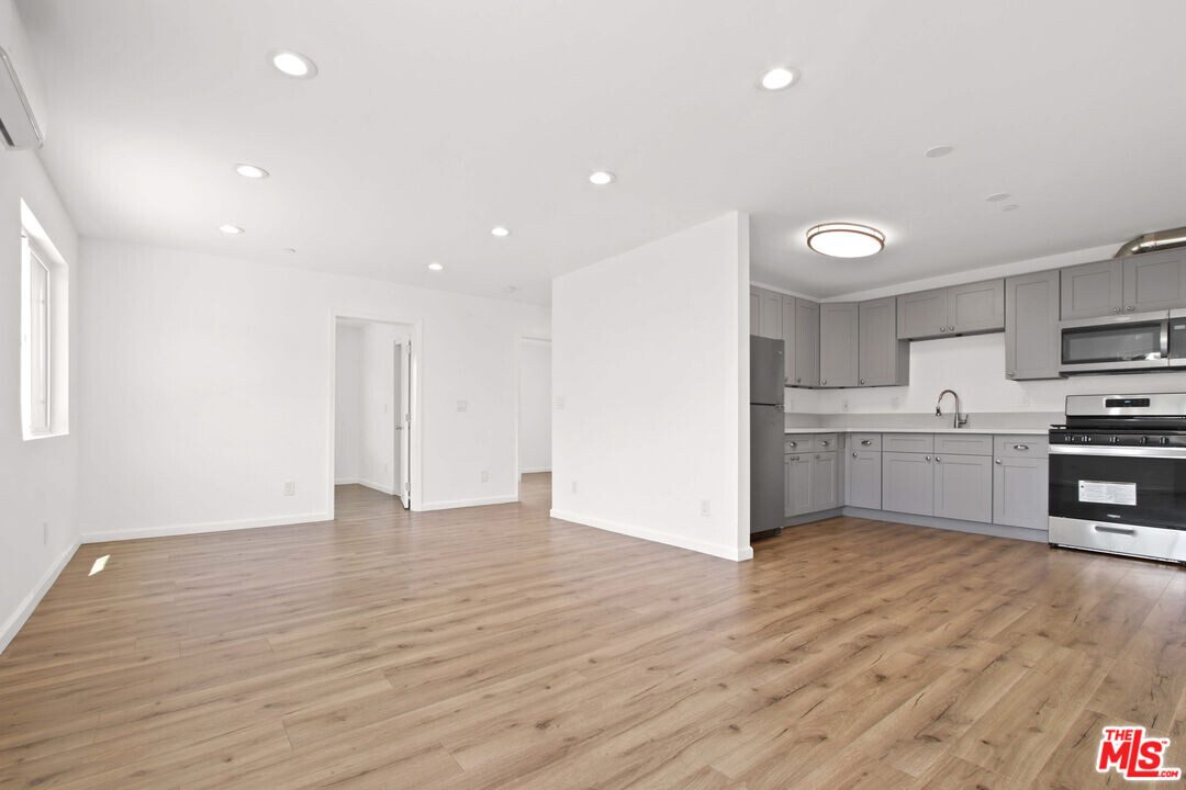 649 W 92nd St in Los Angeles, CA - Building Photo