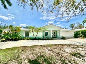 1306 28th Ave N in Naples, FL - Building Photo