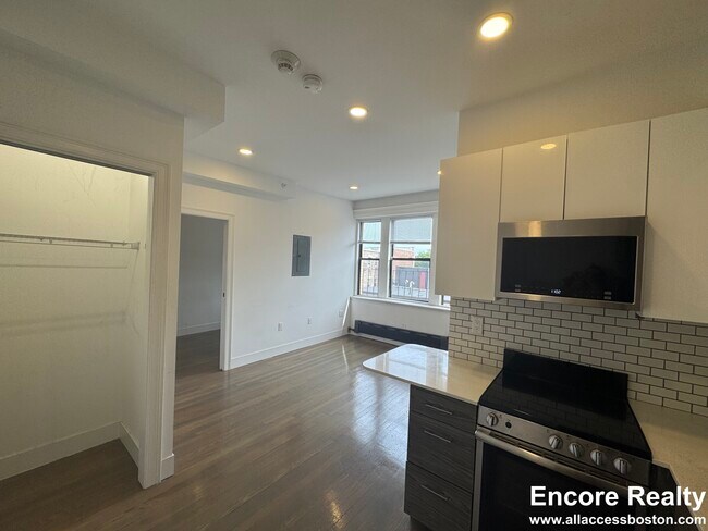 11 Queensberry St, Unit 35 in Boston, MA - Building Photo - Building Photo