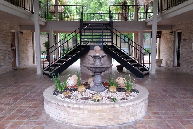 La Paloma Apartments in San Antonio, TX - Foto de edificio - Building Photo