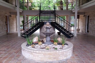 La Paloma Apartments in San Antonio, TX - Building Photo - Building Photo