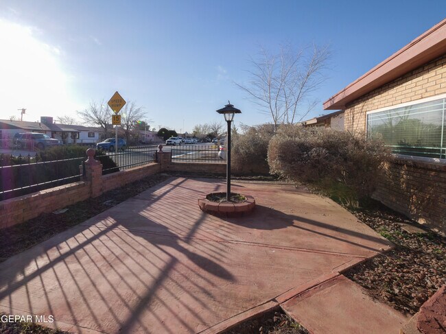 339 Medina St in El Paso, TX - Building Photo - Building Photo